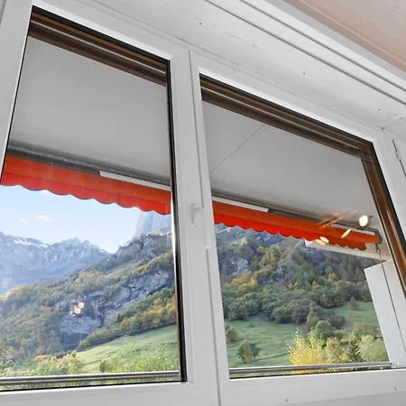 Lumineux Avec Vue Sur Les Montagnes